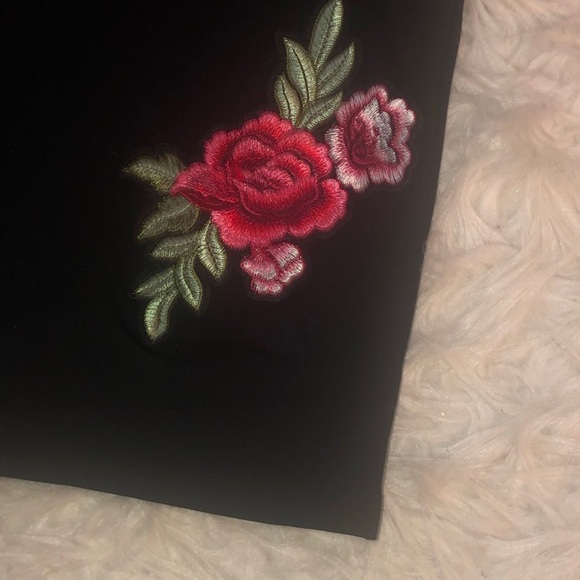 Black skirt with a red rose design - Picture 2 of 2